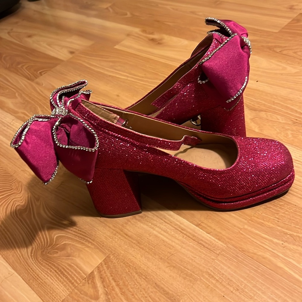 New w/o box Torrid x Betsey Johnson fuschia glitter heels with back bow